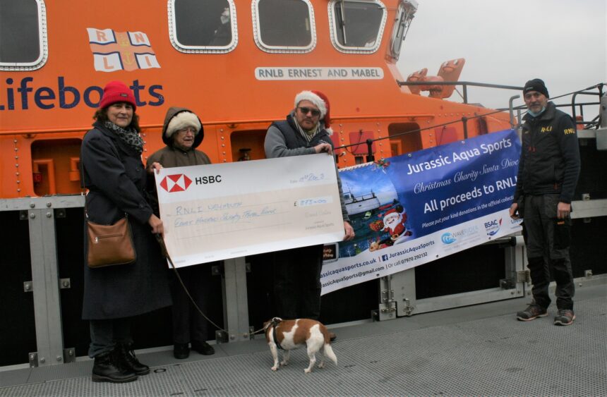 Divers presentation of cheque