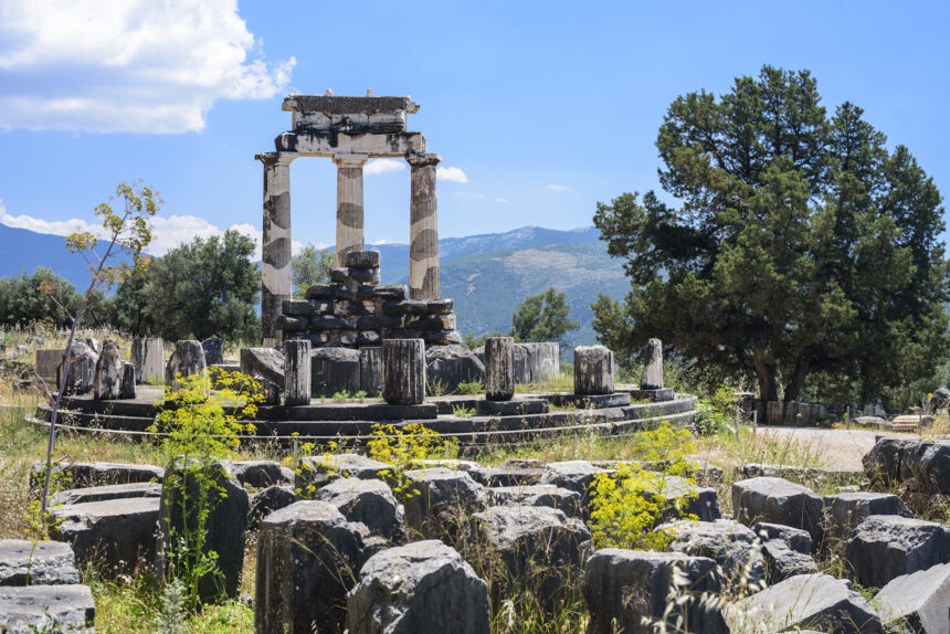 Delphi Athinea Pronea temple