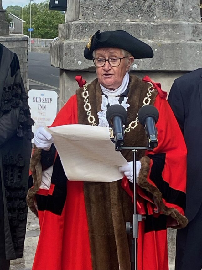 The Mayor reads the Proclamation