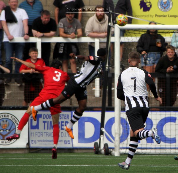 Shaq Gwengwe heads in the Magpies opener