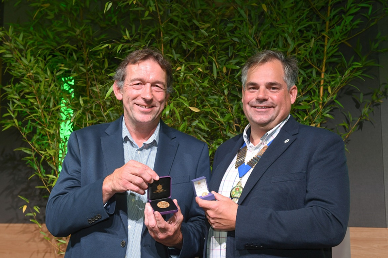 Mike Burks (left), managing director of The Gardens Group, and Will Armitage, president of the Horticultural Trades Association.