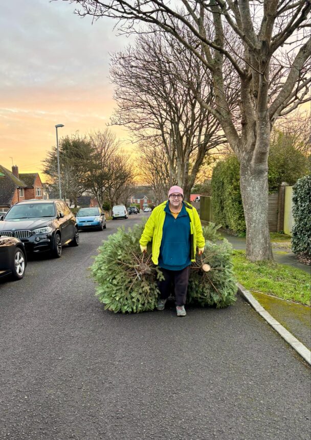 Weldmar volunteer collecting trees 01